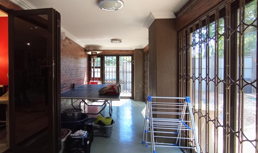 7 Bedroom Property for Sale in Raslouw Gauteng