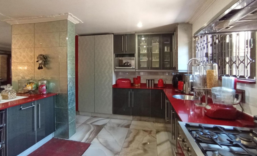 7 Bedroom Property for Sale in Raslouw Gauteng