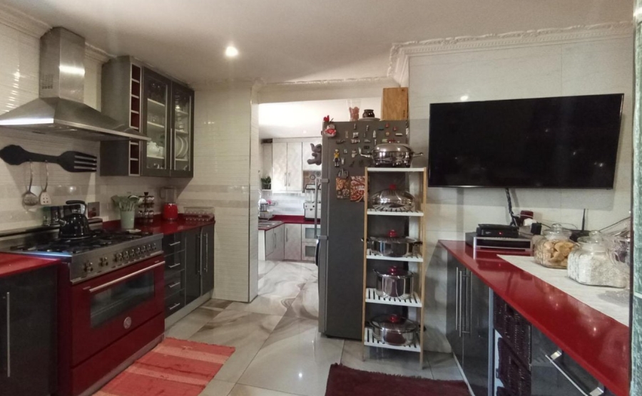 7 Bedroom Property for Sale in Raslouw Gauteng