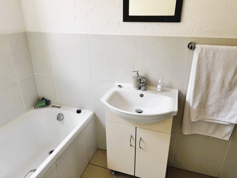 To Let 2 Bedroom Property for Rent in Sonneglans Gauteng