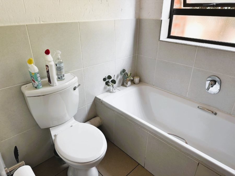 To Let 2 Bedroom Property for Rent in Sonneglans Gauteng