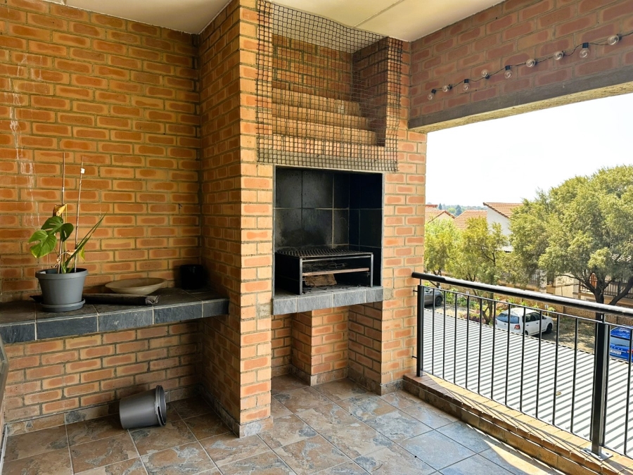 To Let 2 Bedroom Property for Rent in Sonneglans Gauteng