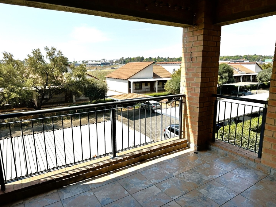To Let 2 Bedroom Property for Rent in Sonneglans Gauteng