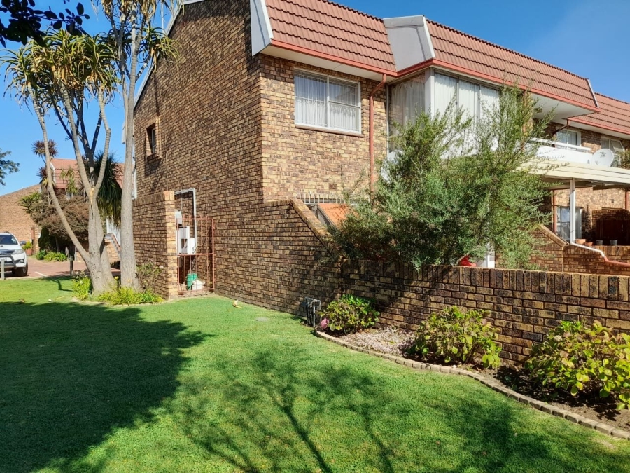 2 Bedroom Property for Sale in Dayanglen Gauteng