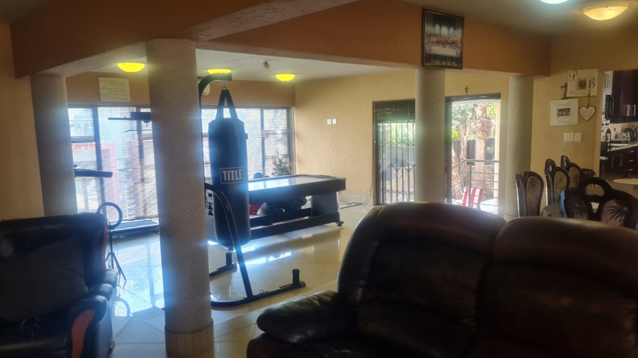 7 Bedroom Property for Sale in Glenvista Gauteng