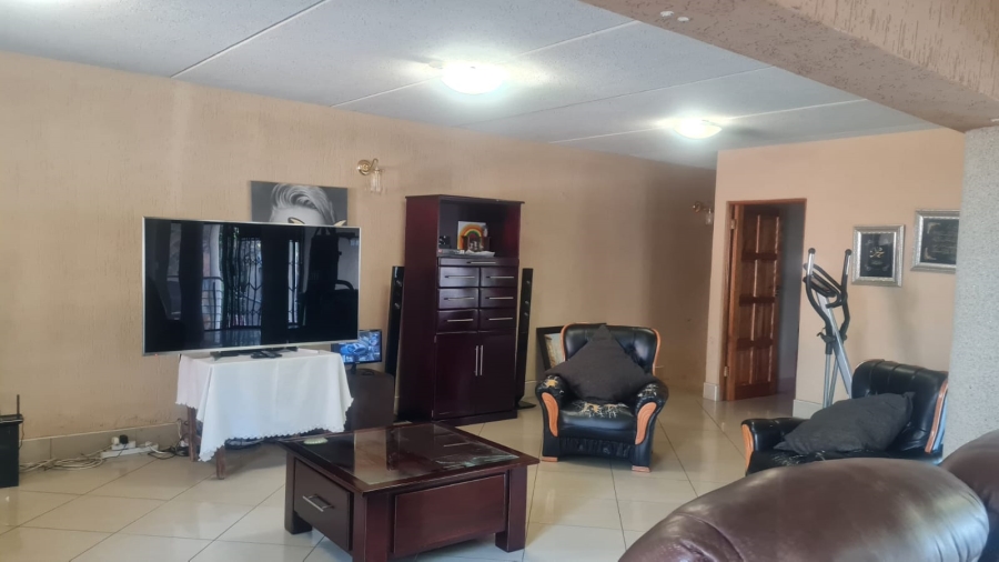 7 Bedroom Property for Sale in Glenvista Gauteng