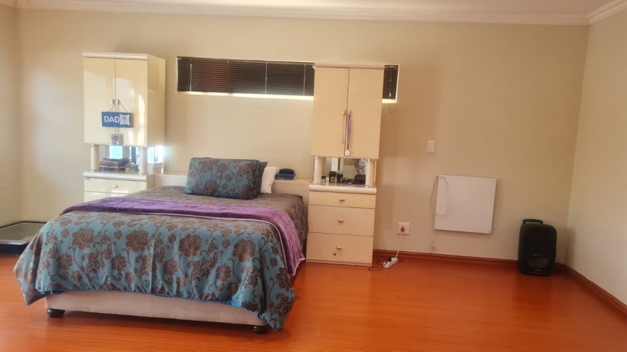 7 Bedroom Property for Sale in Glenvista Gauteng