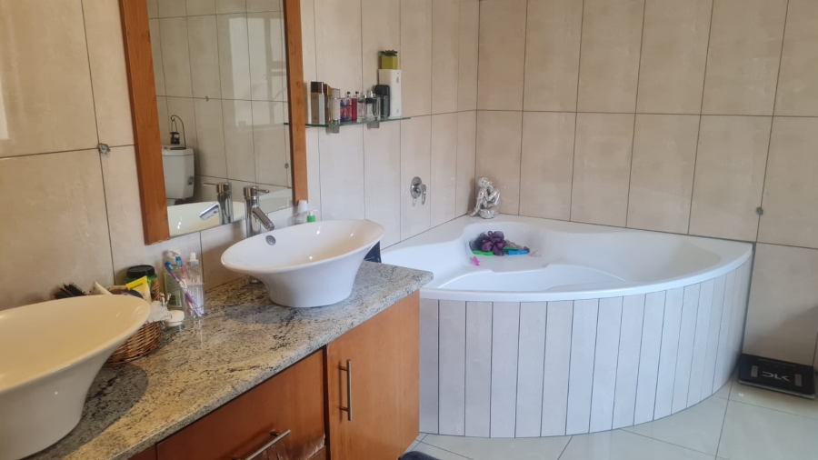 7 Bedroom Property for Sale in Glenvista Gauteng