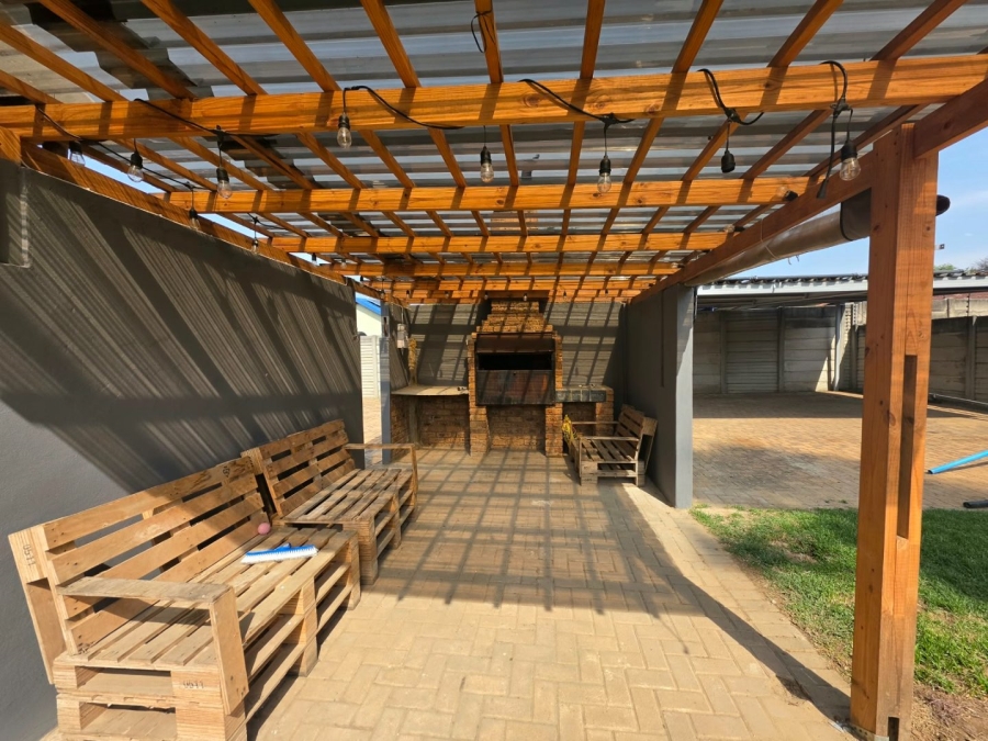 3 Bedroom Property for Sale in Bonaero Park Gauteng