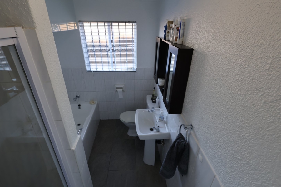 To Let 2 Bedroom Property for Rent in Glenvista Gauteng