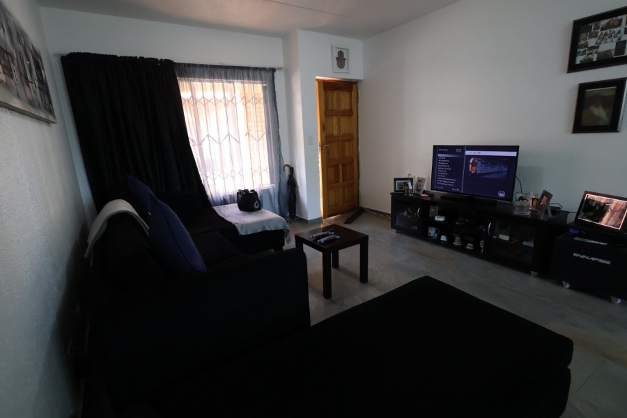 To Let 2 Bedroom Property for Rent in Glenvista Gauteng