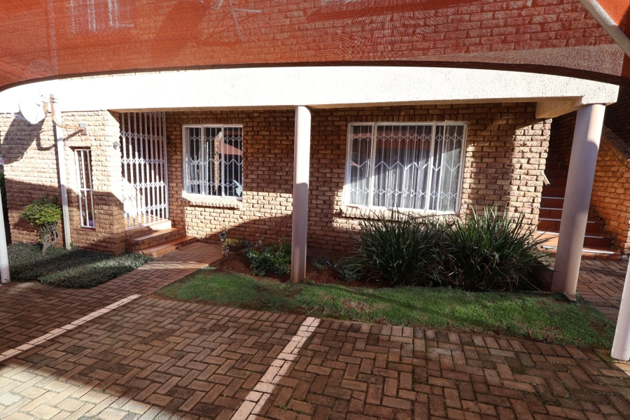 To Let 2 Bedroom Property for Rent in Glenvista Gauteng