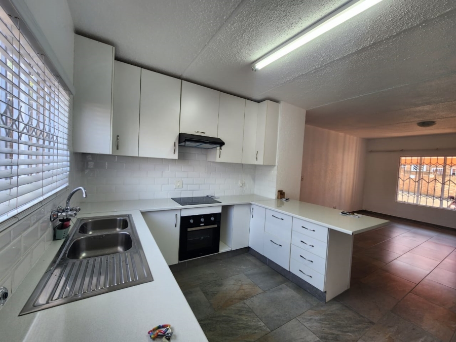 To Let 2 Bedroom Property for Rent in Glenvista Gauteng