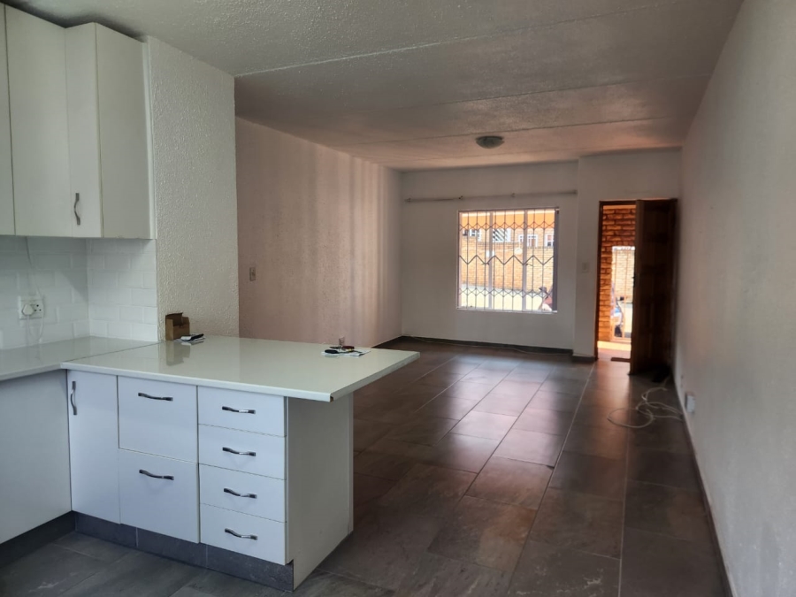 To Let 2 Bedroom Property for Rent in Glenvista Gauteng