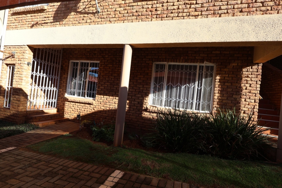 To Let 2 Bedroom Property for Rent in Glenvista Gauteng