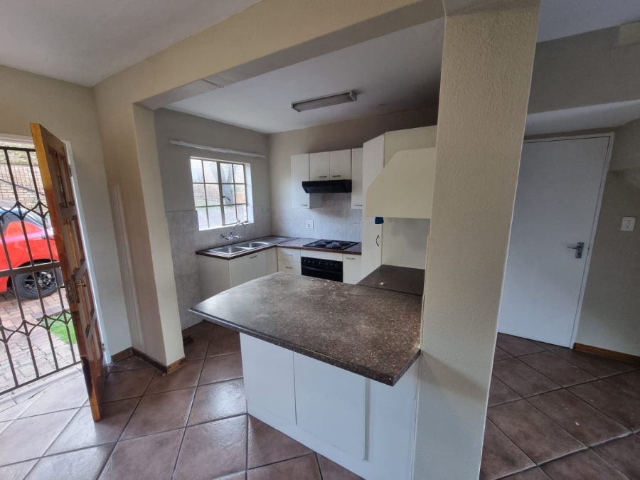 To Let 3 Bedroom Property for Rent in South Crest Gauteng