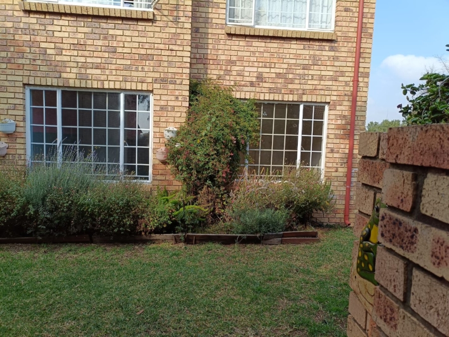 2 Bedroom Property for Sale in The Reeds Gauteng