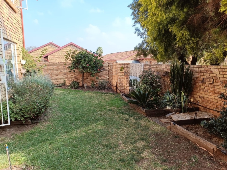 2 Bedroom Property for Sale in The Reeds Gauteng
