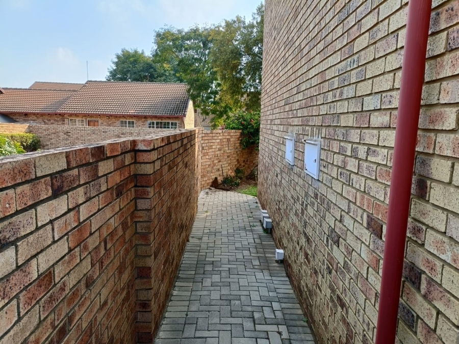 2 Bedroom Property for Sale in The Reeds Gauteng