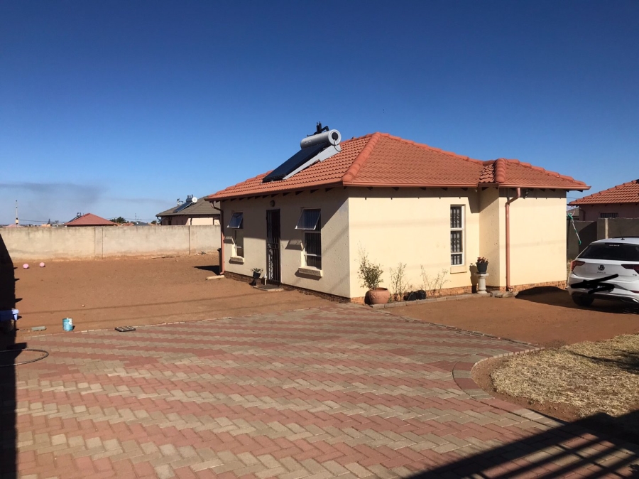 To Let  Bedroom Property for Rent in Azaadville Gardens Gauteng