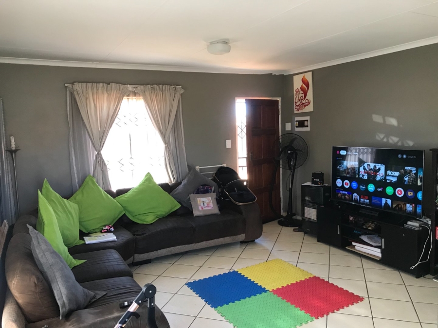 To Let  Bedroom Property for Rent in Azaadville Gardens Gauteng