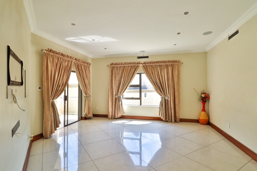 8 Bedroom Property for Sale in Garsfontein Gauteng