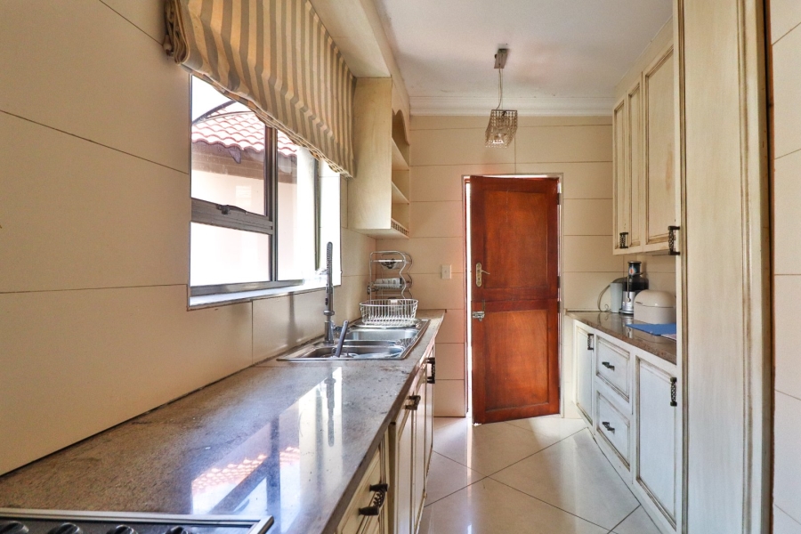 8 Bedroom Property for Sale in Garsfontein Gauteng