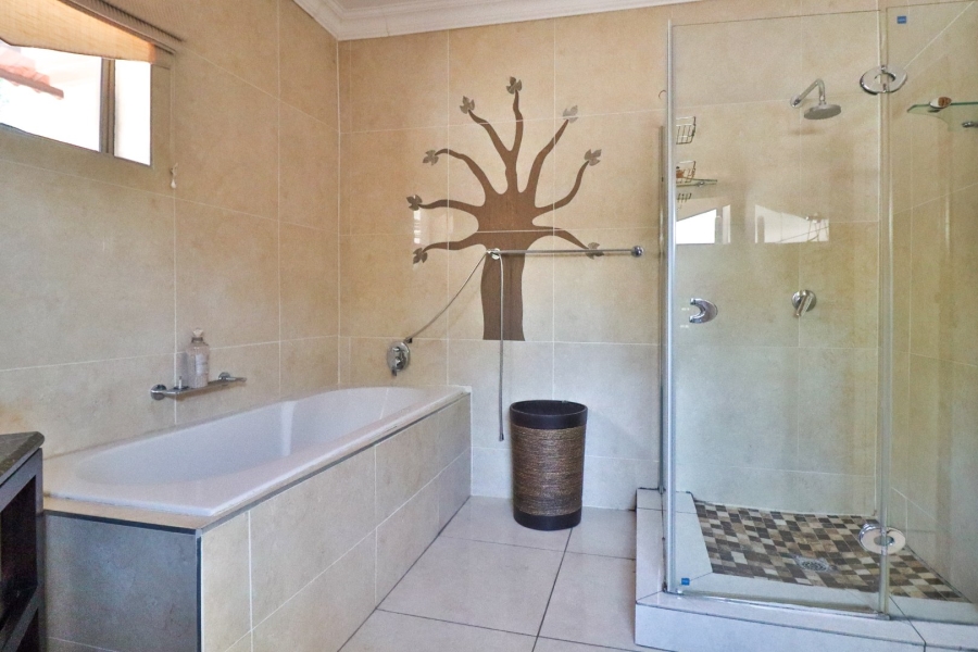8 Bedroom Property for Sale in Garsfontein Gauteng