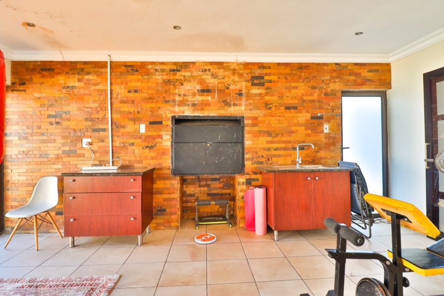 8 Bedroom Property for Sale in Garsfontein Gauteng