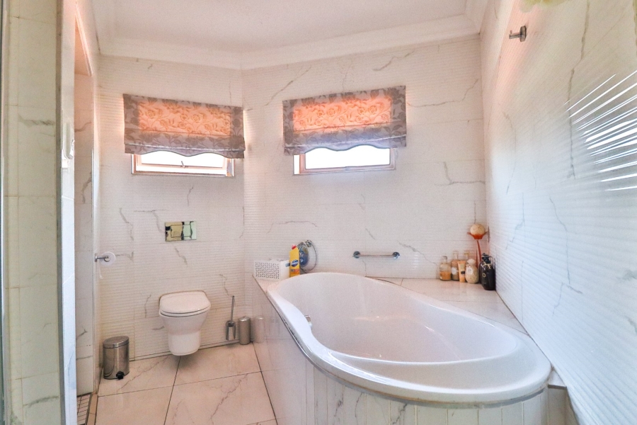 8 Bedroom Property for Sale in Garsfontein Gauteng