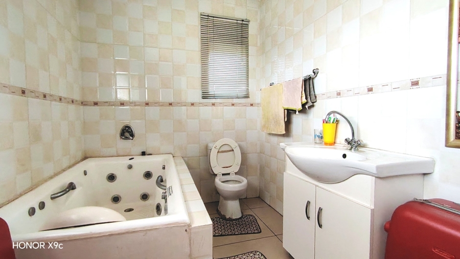 Commercial Property for Sale in Boltonwold Gauteng
