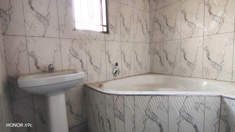 Commercial Property for Sale in Boltonwold Gauteng