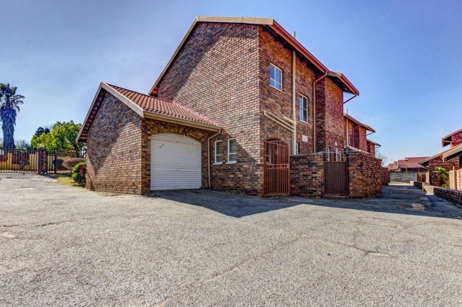 3 Bedroom Property for Sale in Birchleigh North Gauteng