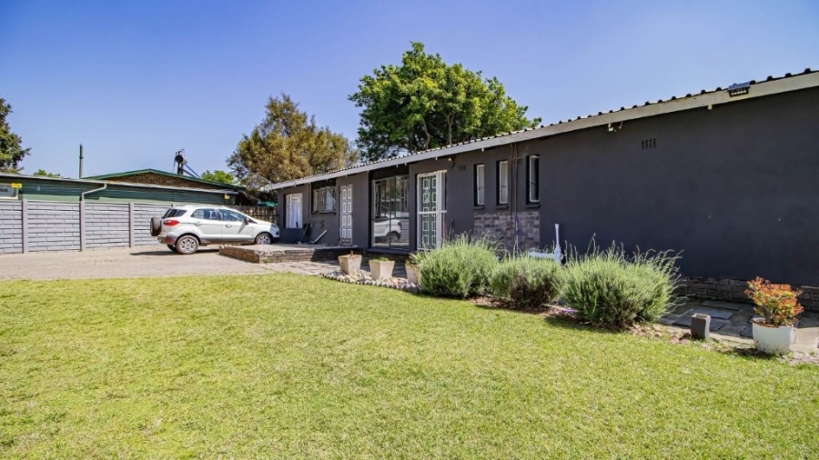 3 Bedroom Property for Sale in Bonaero Park Gauteng