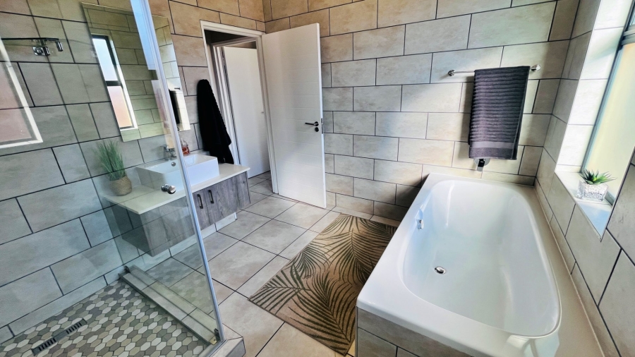 3 Bedroom Property for Sale in Six Fountains Estate Gauteng