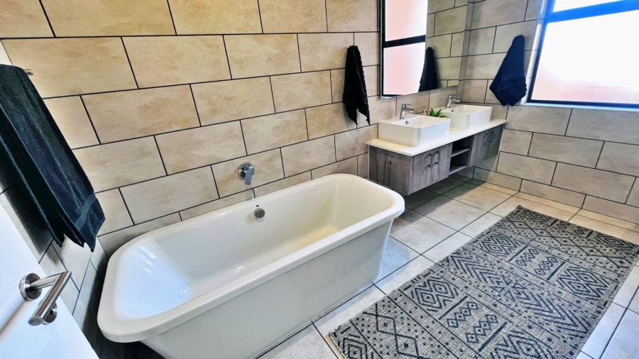 3 Bedroom Property for Sale in Six Fountains Estate Gauteng