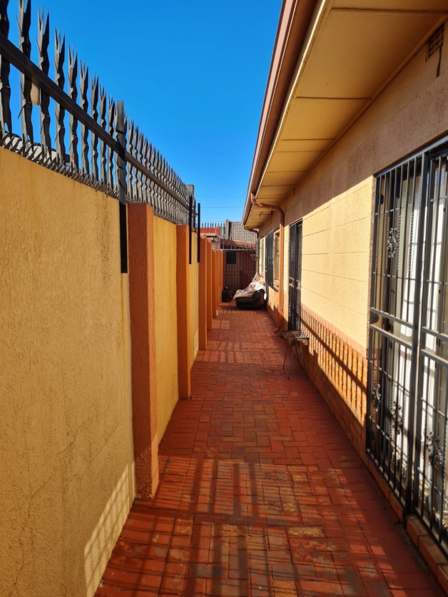 To Let 7 Bedroom Property for Rent in Lenasia Ext 1 Gauteng
