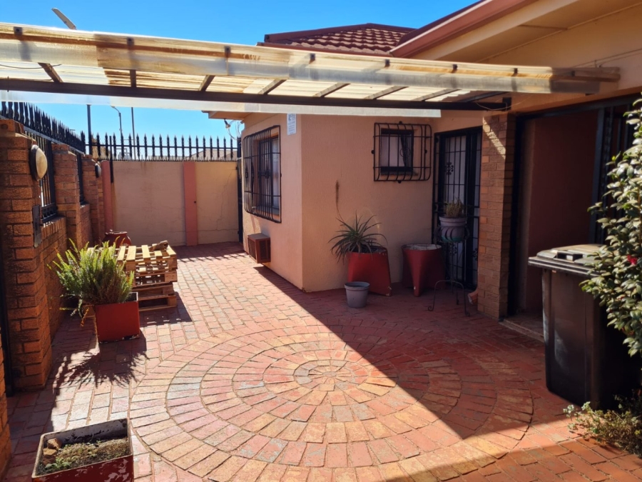 To Let 7 Bedroom Property for Rent in Lenasia Ext 1 Gauteng