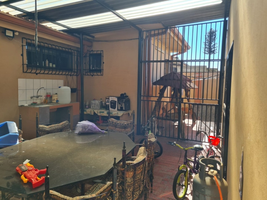 To Let 7 Bedroom Property for Rent in Lenasia Ext 1 Gauteng