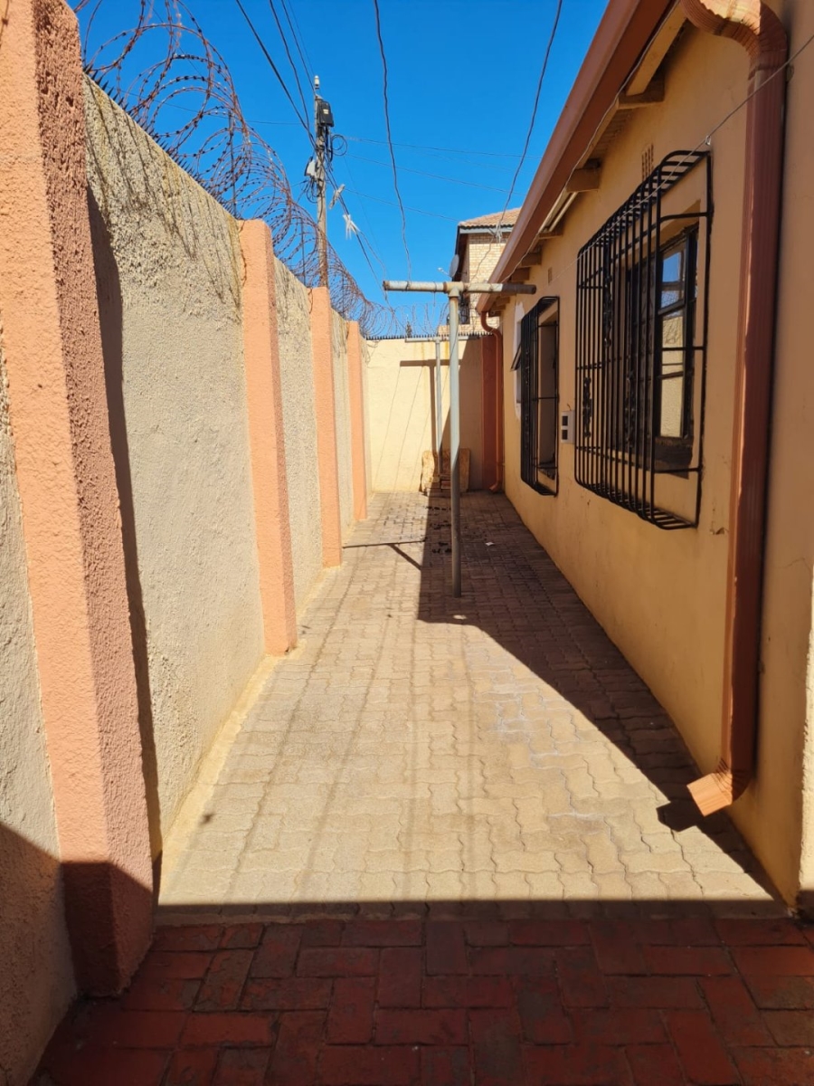 To Let 7 Bedroom Property for Rent in Lenasia Ext 1 Gauteng