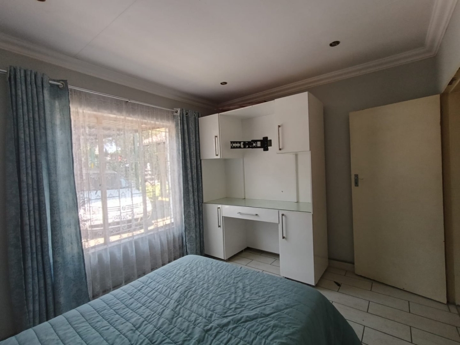 4 Bedroom Property for Sale in Rooihuiskraal Gauteng