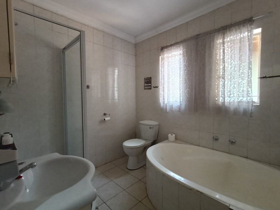 4 Bedroom Property for Sale in Rooihuiskraal Gauteng