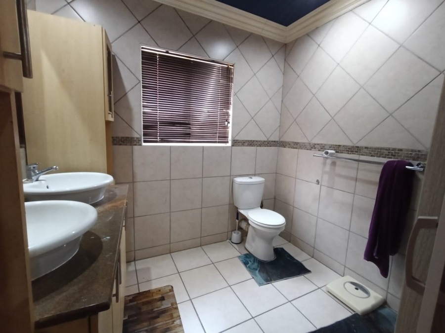 4 Bedroom Property for Sale in Rooihuiskraal Gauteng