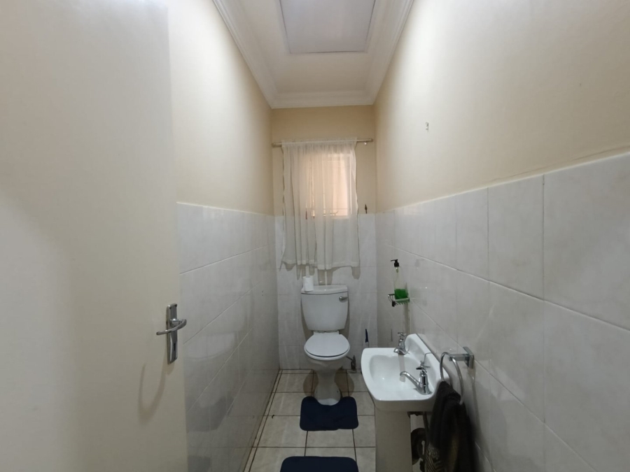 4 Bedroom Property for Sale in Rooihuiskraal Gauteng