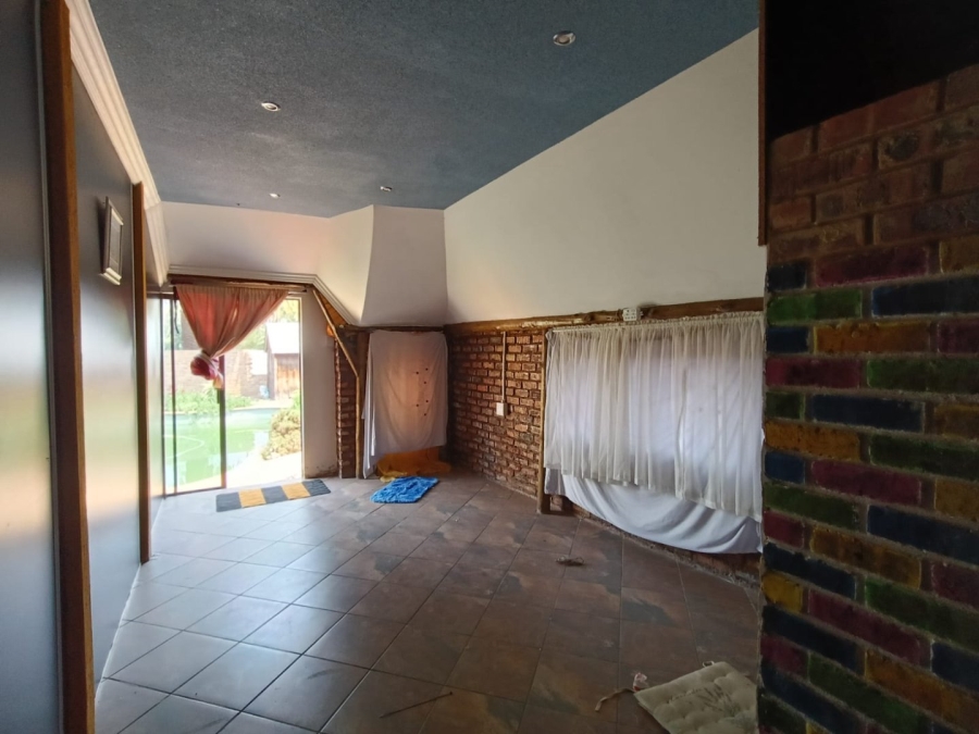 4 Bedroom Property for Sale in Rooihuiskraal Gauteng
