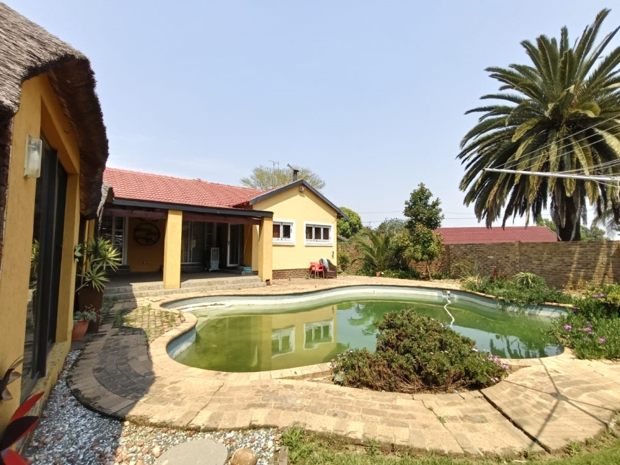 4 Bedroom Property for Sale in Rooihuiskraal Gauteng