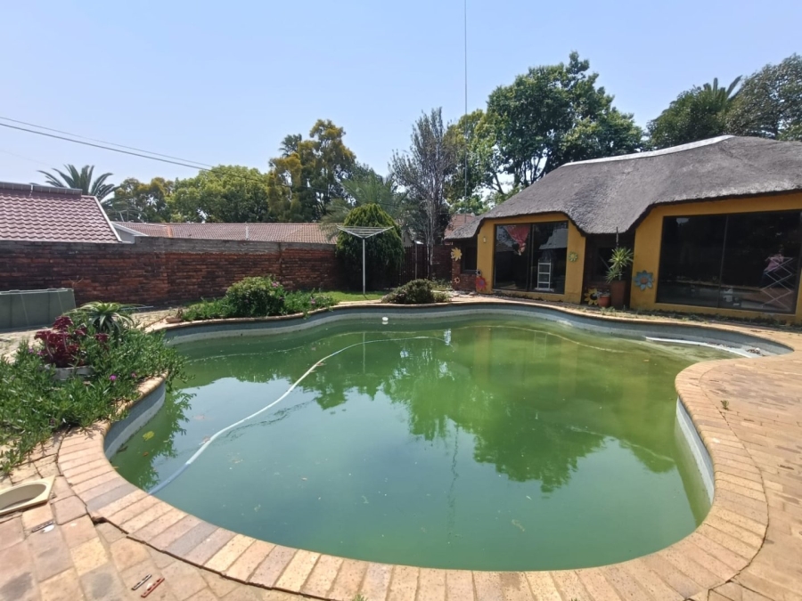 4 Bedroom Property for Sale in Rooihuiskraal Gauteng