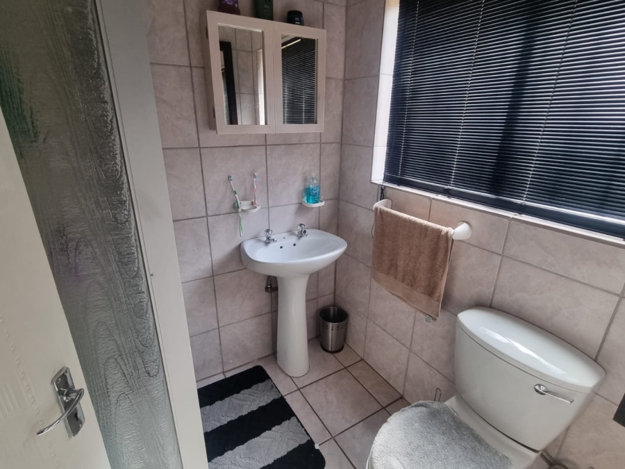 2 Bedroom Property for Sale in Vaaloewer Gauteng