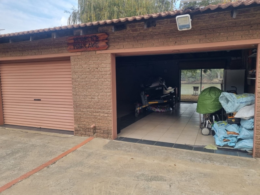 2 Bedroom Property for Sale in Vaaloewer Gauteng