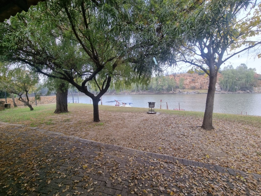 2 Bedroom Property for Sale in Vaaloewer Gauteng